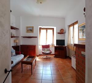 a living room with a couch and a table at Appartamento nonna Piera in Casargo