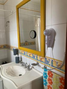 ein Badezimmer mit Waschbecken und Spiegel in der Unterkunft Ayala Planta Alta in Santa Rosa