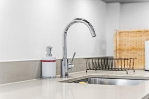 Η κουζίνα ή μικρή κουζίνα στο Stylish 2-Bed - Rooftop Views - Central Birmingham +28 φωτογραφίες