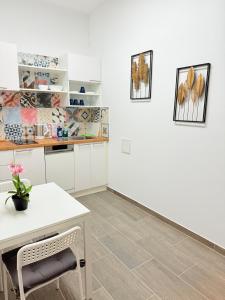 a kitchen with white cabinets and a table and chairs at Chill and Grill for 2 in Vienna