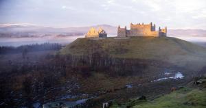 Ruthven House Holiday Cottages في كينغروس: قلعة على قمة تل