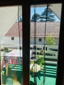 Rõdu või terrass majutusasutuses Gabi apartman