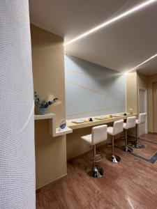 una sala d'attesa con tavolo e sedie di Residence Quedar a Melfi