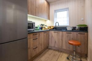 Kuchyň nebo kuchyňský kout v ubytování Apartament nad jeziorem Strykowskim