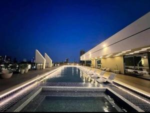 Bazén v ubytování MONO AMBIENTE de LUJO nebo v jeho okolí