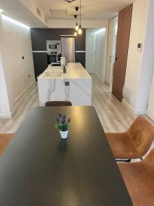 a dining room with a table and a kitchen at Alicante City Suite 2 in Alicante