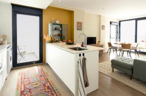 a kitchen and living room with a couch and a table at Casa Feliz - Santa Rosalia Life and Lake Resort in Torre-Pacheco