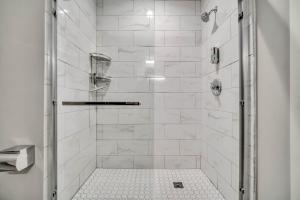Ένα μπάνιο στο Cle Suites 1BR 1BA 5 min Walk to Cle Clinic #10 +8 φωτογραφίες