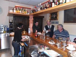 a group of people sitting at a bar at Domus Viatoris in Sahagún