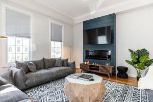 Χώρος καθιστικού στο Spacious & Cozy Central Cincinnati Home