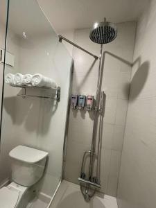 Bilik mandi di Cozy hotel with Super location near Disney