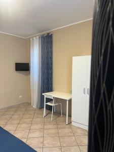 Camera piccola con tavolo e finestra di Residence Quedar a Melfi