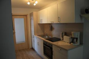 TegauFerienwohnung Dreyhaupt的带水槽和台面的厨房 更多26张照片