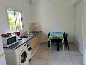 Kuchyň nebo kuchyňský kout v ubytování Kaz a Klemence Gite creole avec piscine et table dhotes a Anse Bertrand
