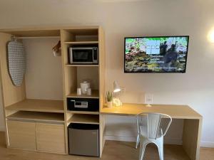 Η κουζίνα ή μικρή κουζίνα στο Newly renovated room in cozy hotel near Disney 2