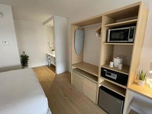 Η κουζίνα ή μικρή κουζίνα στο Newly renovated room in cozy hotel near Disney 2 +25 φωτογραφίες