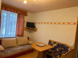 a living room with a couch and a table at Fewos Wuzella Faaker See in Latschach