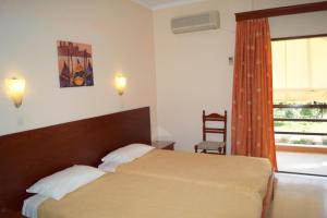Postel nebo postele na pokoji v ubytování Brati - Arcoudi Hotel