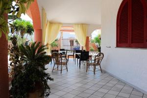 a dining room with a table and chairs in a house at Bed & Breakfast Villa Corallo Parcheggio privato in Porto Cesareo