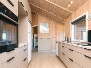 Kuchyň nebo kuchyňský kout v ubytování Holiday Home Kirsebærvænget III