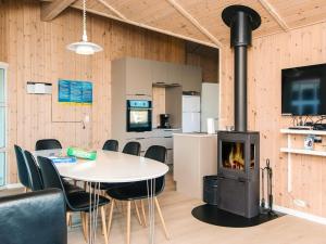 Kuchyň nebo kuchyňský kout v ubytování Holiday Home Kirsebærvænget III