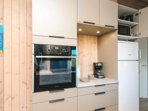 Kuchyň nebo kuchyňský kout v ubytování Holiday Home Kirsebærvænget III