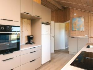 Kuchyň nebo kuchyňský kout v ubytování Holiday Home Kirsebærvænget III