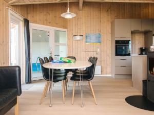 Kuchyň nebo kuchyňský kout v ubytování Holiday Home Kirsebærvænget III