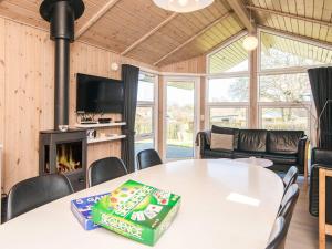 TV a/nebo společenská místnost v ubytování Holiday Home Kirsebærvænget III