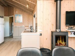 Kuchyň nebo kuchyňský kout v ubytování Holiday Home Kirsebærvænget III