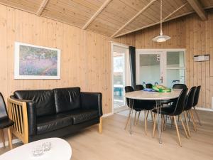 Posezení v ubytování Holiday Home Kirsebærvænget III