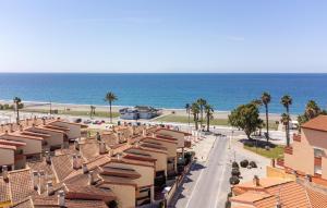 サロブレーニャにある4 Bedroom Awesome Home In Salobreñaの屋根から海岸の景色を望む +12枚の写真