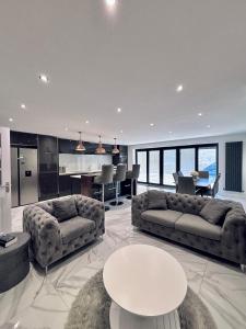 Χώρος καθιστικού στο Luxury 5BR Stay With City Access