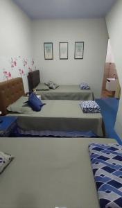 dos camas en una habitación con dos camas sidx sidx sidx en Pousada Casa do Peregrino, en Pesqueira