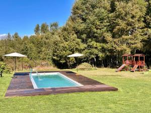 カブルグアにあるcasa amplia, parcela exclusiva, para 14 personasの遊び場付きの庭のスイミングプール