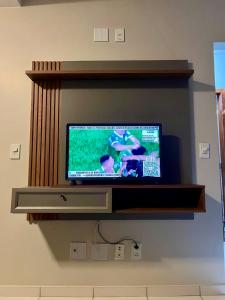 einen Flachbild-TV auf einer Wand in der Unterkunft Golden Dolphin Gran Hotel in Caldas Novas