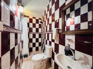 巴尼奥斯Mansion del Bosque with Jacuzzi 6 Bedroom 5 Bath的带马桶和水槽的浴室 更多29张照片