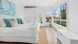 Katil atau katil-katil dalam bilik di Rye Serenity and Style walk to beach shops Wifi