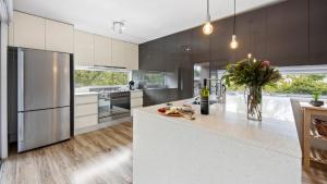 Dapur atau dapur kecil di Rye Serenity and Style walk to beach shops Wifi +17 gambar