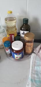 un estante en un refrigerador lleno de tarros de comida en Zimmer 1 von 3 mit Gemeinschaftsbad-Küche, 30min Köln Messe Bahnhof, 5min Leverkusen Bahnhof Zentrum, en Leverkusen 4 fotos más
