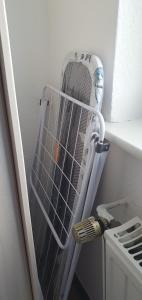 a metal rack in a kitchen next to a stove at Zimmer 3 von 3 mit Gemeinschaftsbad-Küche, 30min Köln Messe Bahnhof, 5min Leverkusen Bahnhof Zentrum in Leverkusen