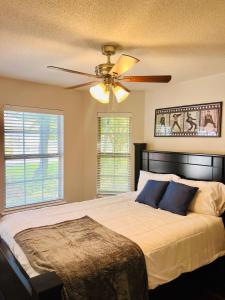 Ένα ή περισσότερα κρεβάτια σε δωμάτιο στο Enticing 3-Bedroom Home with Pool +31 φωτογραφίες