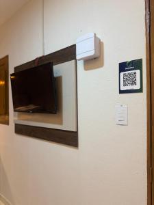 a room with a refrigerator with a box on the wall at Flat mobiliado in Arapiraca