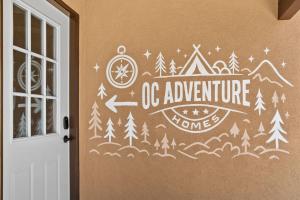 eine Wand mit Dekant an der Seite eines Hauses in der Unterkunft Great Outdoors: Arcade, Golf, Theater, Sauna @more in Garden Grove + 59 Fotos