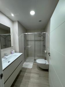 Un baño con ducha, lavabo e inodoro. en San Fermín centro, en Pamplona 17 fotos más