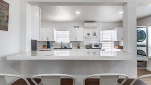 Køkken eller tekøkken på Dual Suites - Ocean Dr