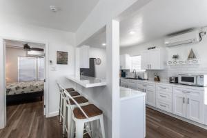 Køkken eller tekøkken på Dual Suites - Ocean Dr