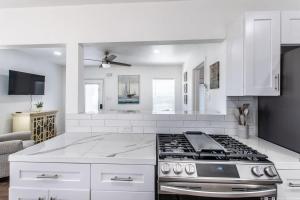 Køkken eller tekøkken på Dual Suites - Ocean Dr