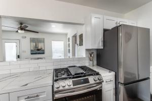 Køkken eller tekøkken på Dual Suites - Ocean Dr