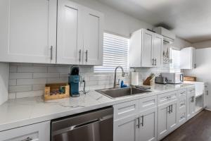 Køkken eller tekøkken på Dual Suites - Ocean Dr + 15 billeder